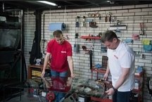 Фото в процессе работы по установке стекла
